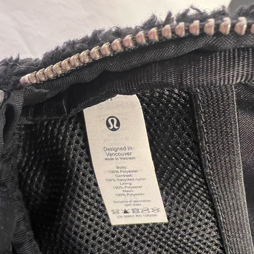 Lululemon Everywhere Bag in Black Sherpa - Picture 5 of 7